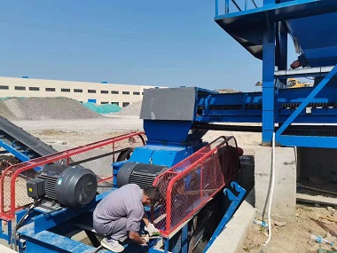 對輥式破碎機(jī)客戶現(xiàn)場